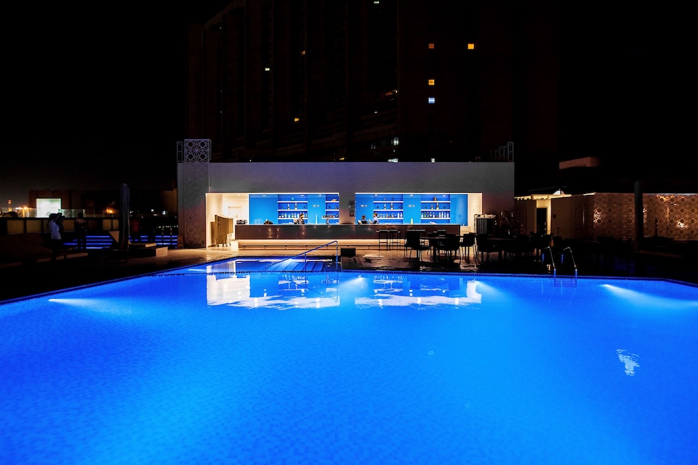 Radisson Blu Hotel, Dubai Deira Creek — Swimming pool in Dubai