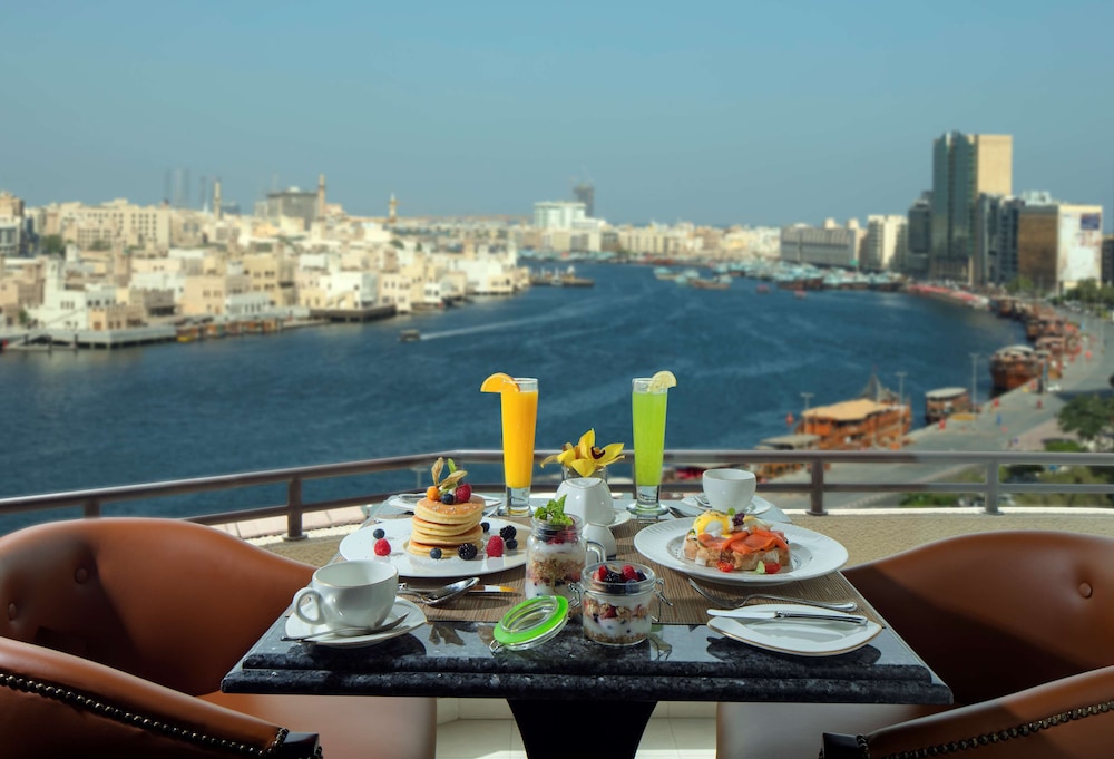 Radisson Blu Hotel, Dubai Deira Creek — Restaurant & bars in Dubai