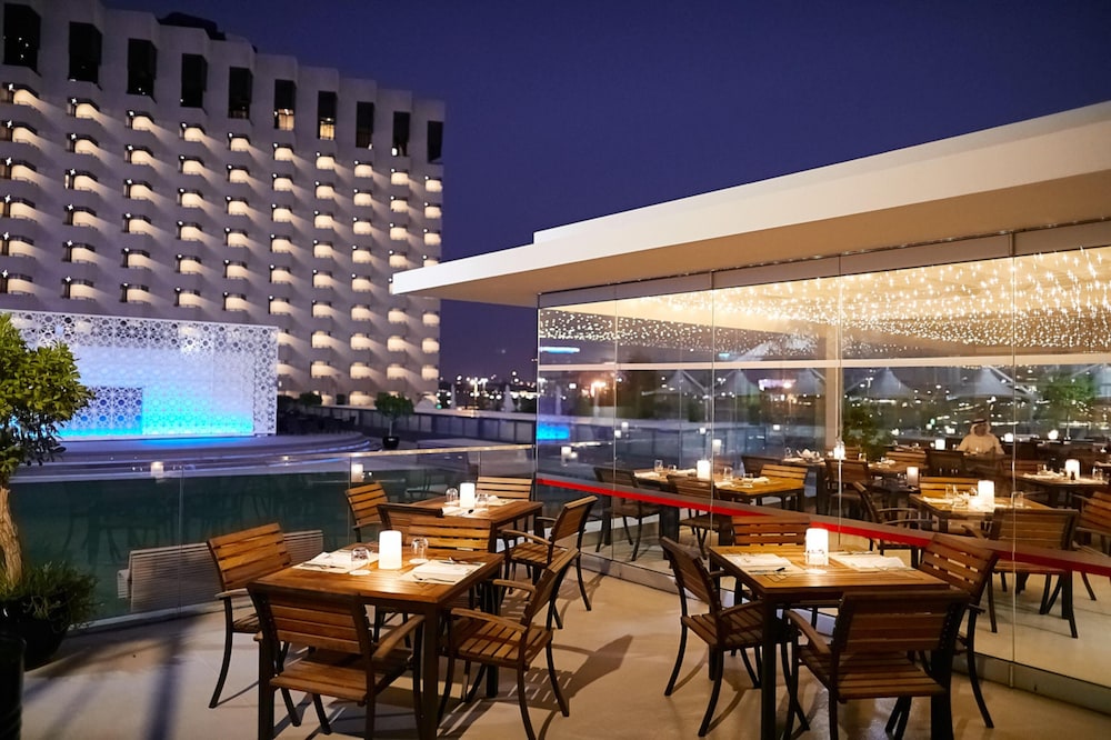 Radisson Blu Hotel, Dubai Deira Creek — Restaurant & bars in Dubai