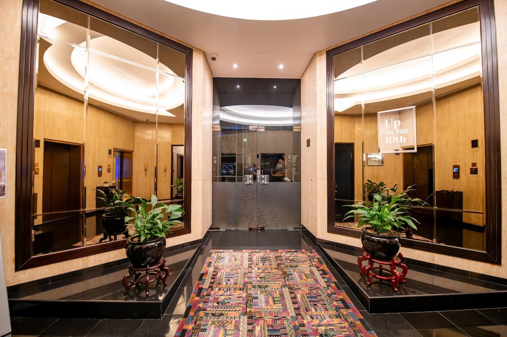 Radisson Blu Hotel, Dubai Deira Creek — Hotel building in Dubai