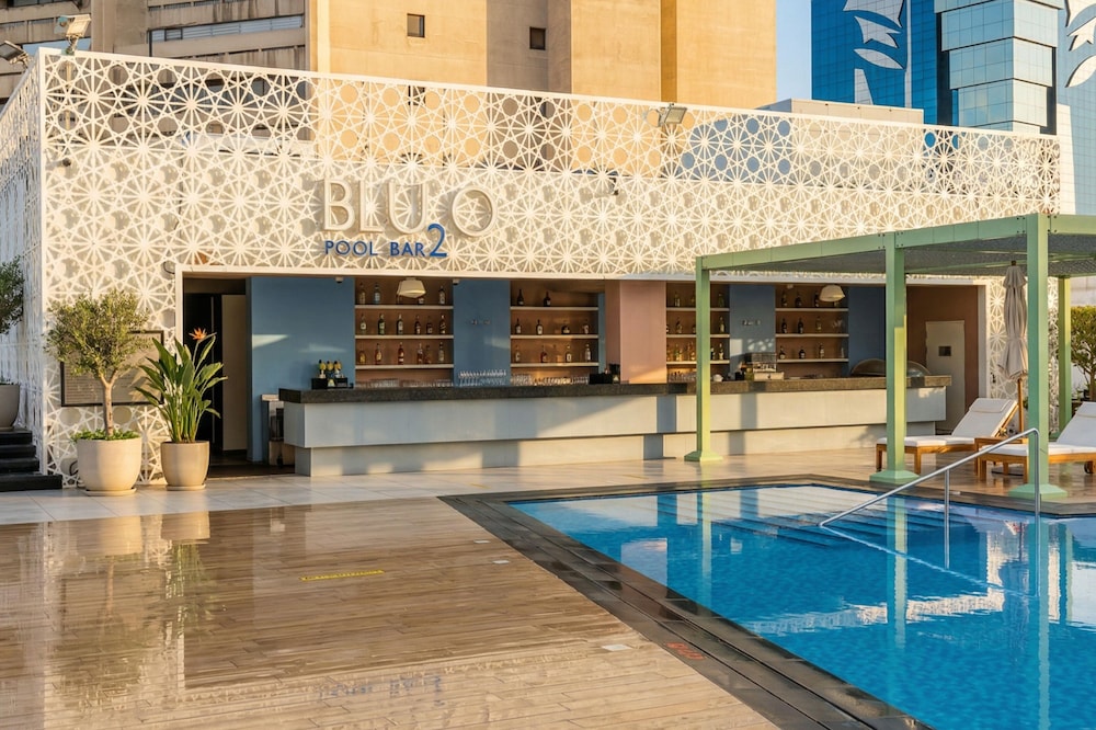 Radisson Blu Hotel, Dubai Deira Creek — Swimming pool in Dubai