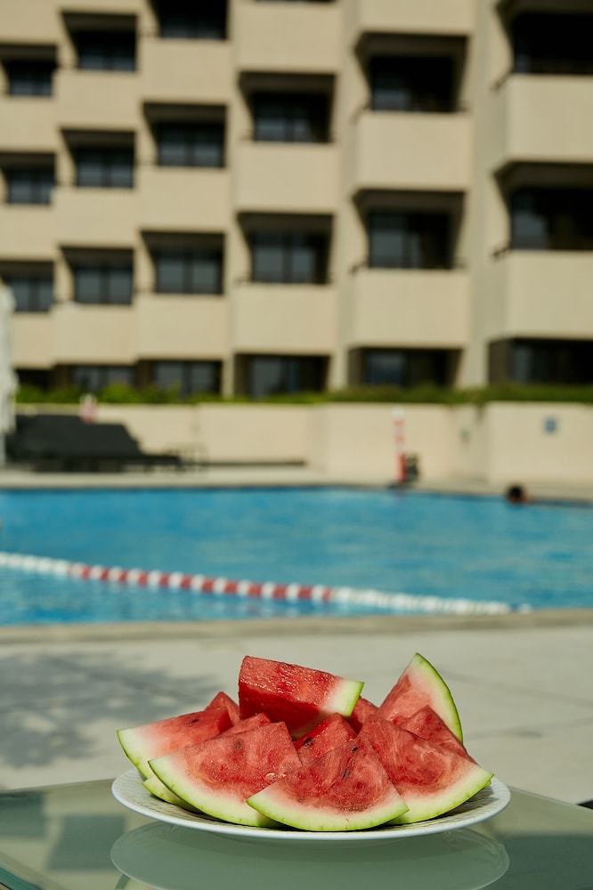 Radisson Blu Hotel, Dubai Deira Creek — Swimming pool in Dubai