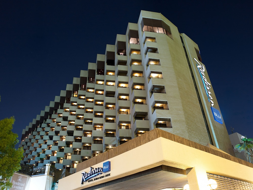 Radisson Blu Hotel, Dubai Deira Creek — Hotel building in Dubai