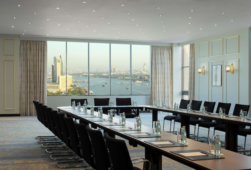 Radisson Blu Hotel, Dubai Deira Creek — Hotel building in Dubai