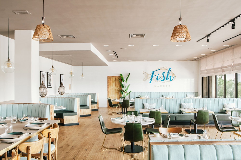 Radisson Blu Hotel, Dubai Deira Creek — Restaurant & bars in Dubai