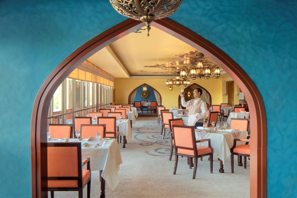 Radisson Blu Hotel, Dubai Deira Creek — Restaurant & bars in Dubai