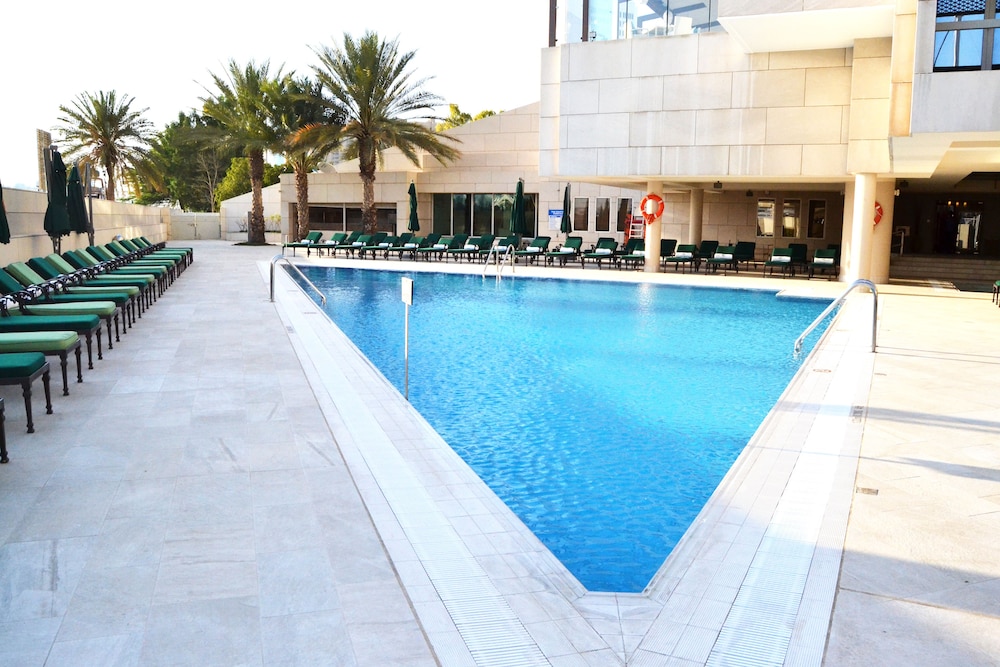 Sheraton Dubai Creek Hotel & Towers — Swimming pool in Dubai