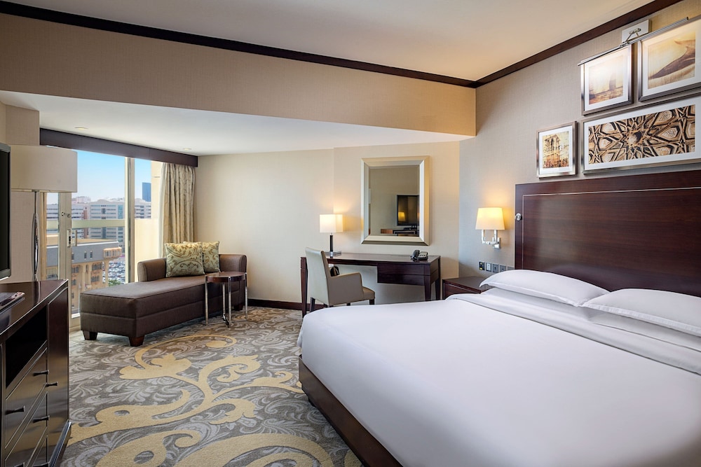 Sheraton Dubai Creek Hotel & Towers — Hotel rooms in Dubai