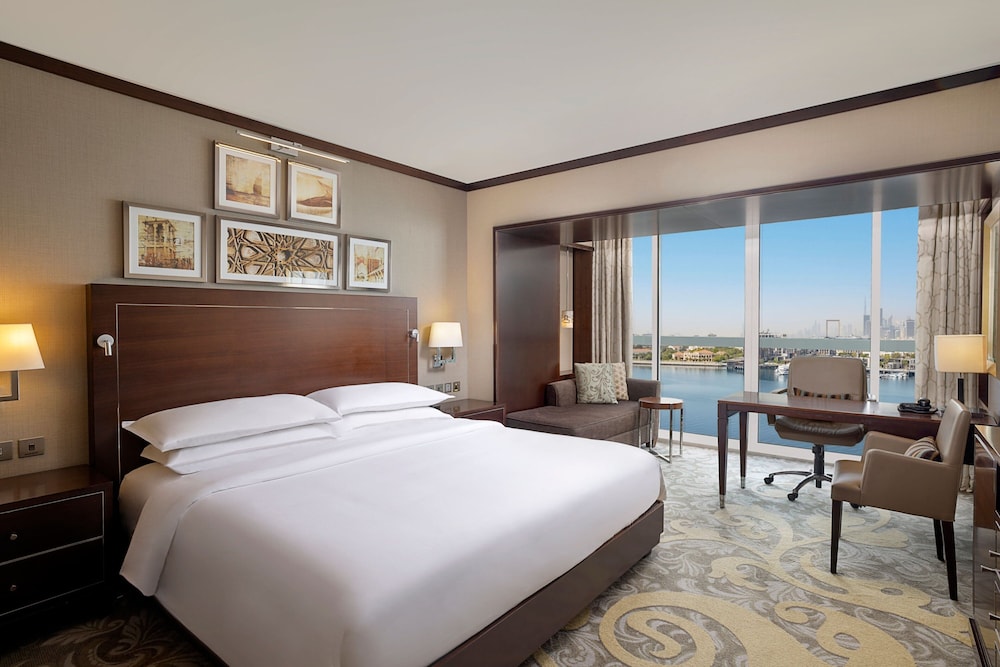 Sheraton Dubai Creek Hotel & Towers — Hotel rooms in Dubai