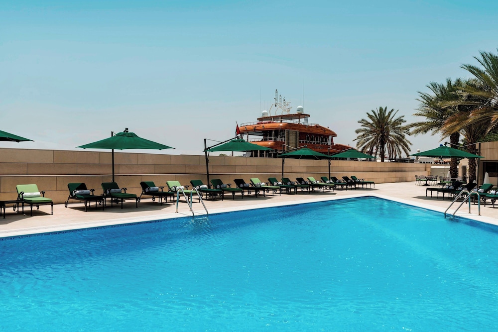 Sheraton Dubai Creek Hotel & Towers — Swimming pool in Dubai