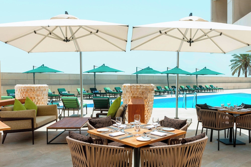 Sheraton Dubai Creek Hotel & Towers — Restaurant & bars in Dubai