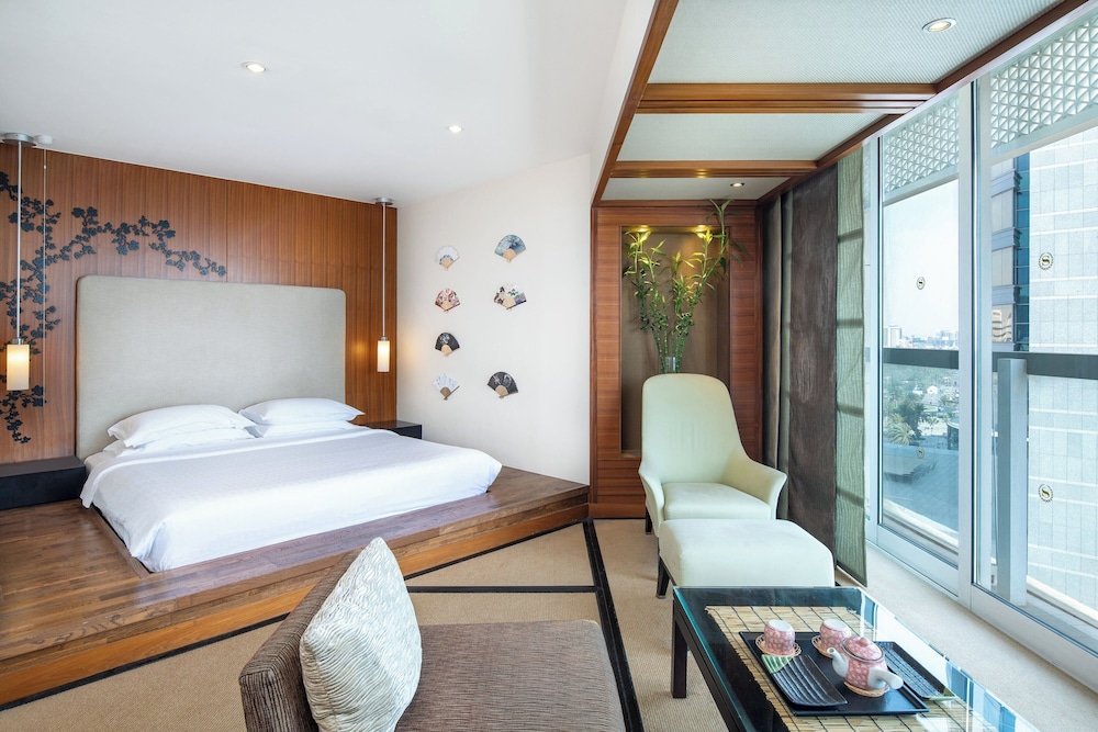 Sheraton Dubai Creek Hotel & Towers — Hotel rooms in Dubai