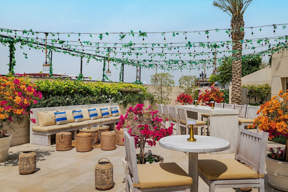 Sheraton Dubai Creek Hotel & Towers — Restaurant & bars in Dubai
