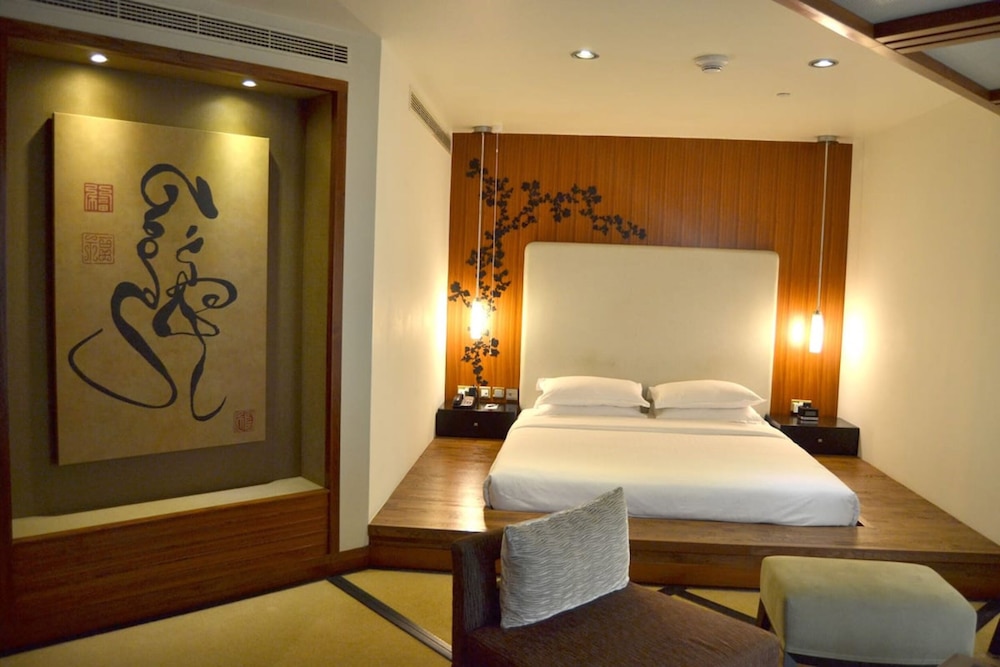Sheraton Dubai Creek Hotel & Towers — Hotel rooms in Dubai