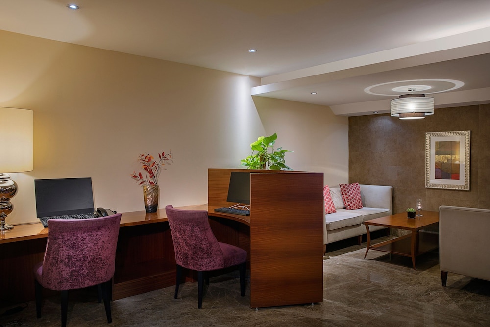 Sheraton Dubai Creek Hotel & Towers — Hotel rooms in Dubai