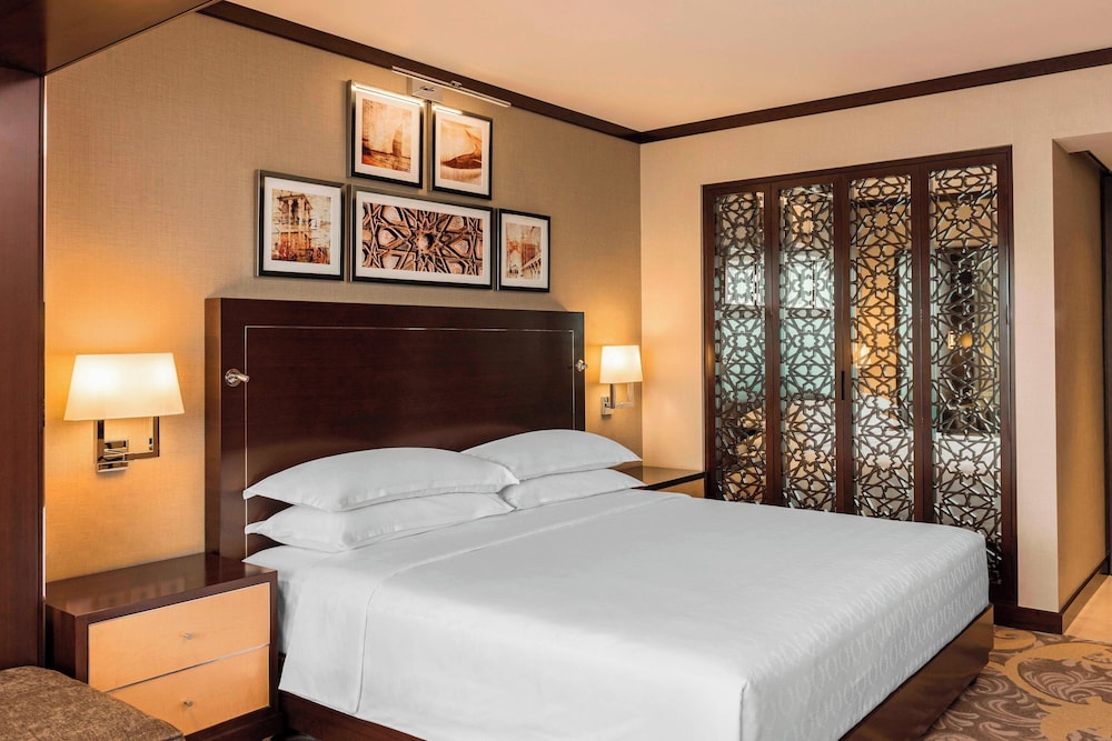 Sheraton Dubai Creek Hotel & Towers — Hotel rooms in Dubai