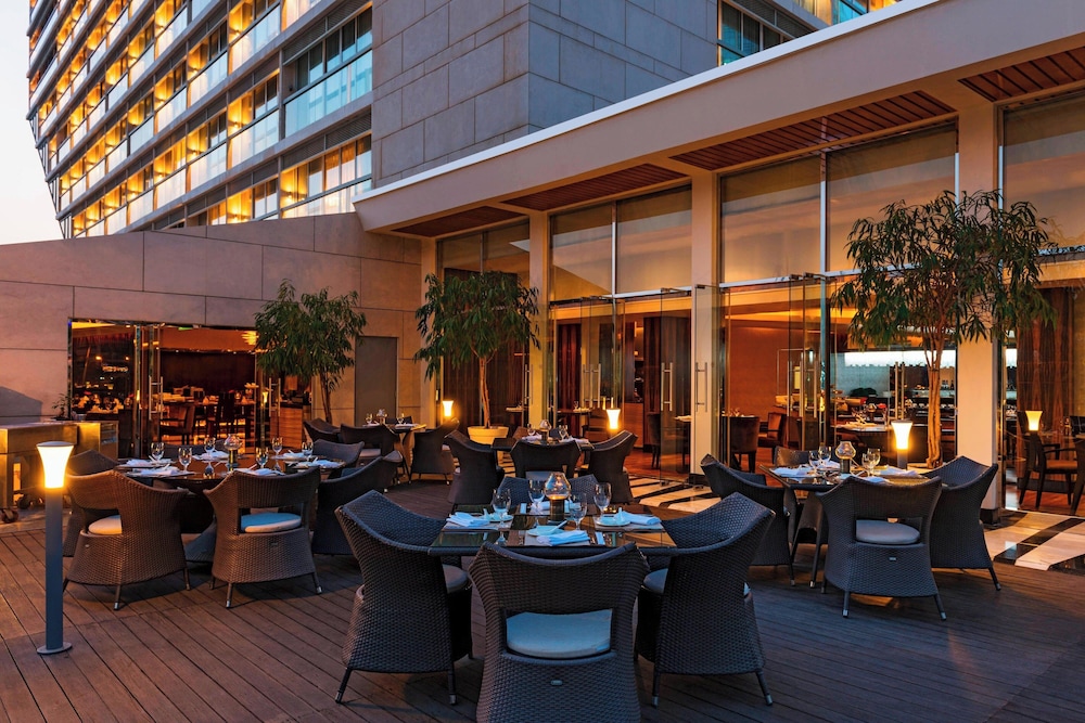 Sheraton Dubai Creek Hotel & Towers — Restaurant & bars in Dubai