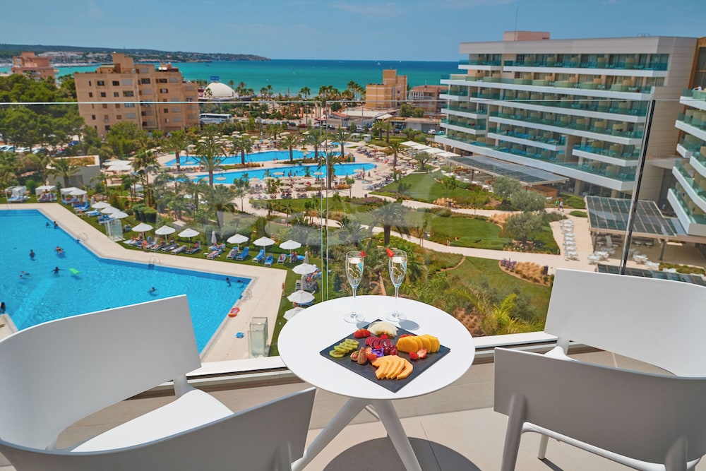 Hipotels Playa de Palma Palace — Swimming pool in Playa de Palma, Balearic Islands