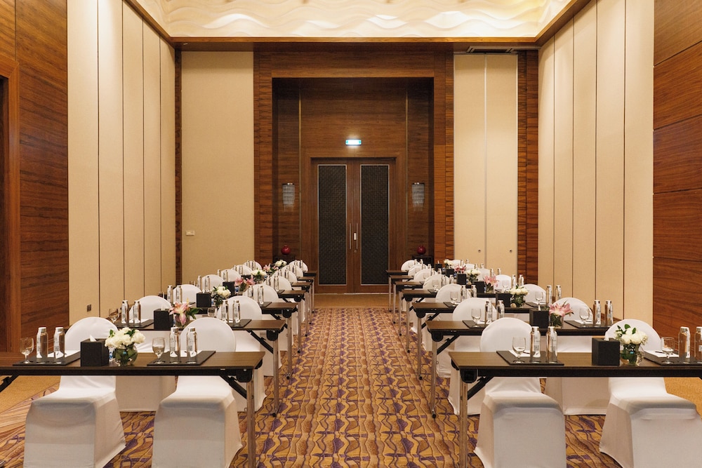 Amwaj Rotana, Jumeirah Beach - Dubai — Restaurant & bars in Dubai