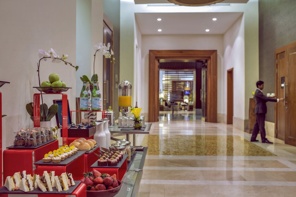 Amwaj Rotana, Jumeirah Beach - Dubai — Restaurant & bars in Dubai