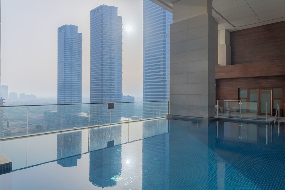 voco Bonnington Dubai by IHG — Swimming pool in Dubai