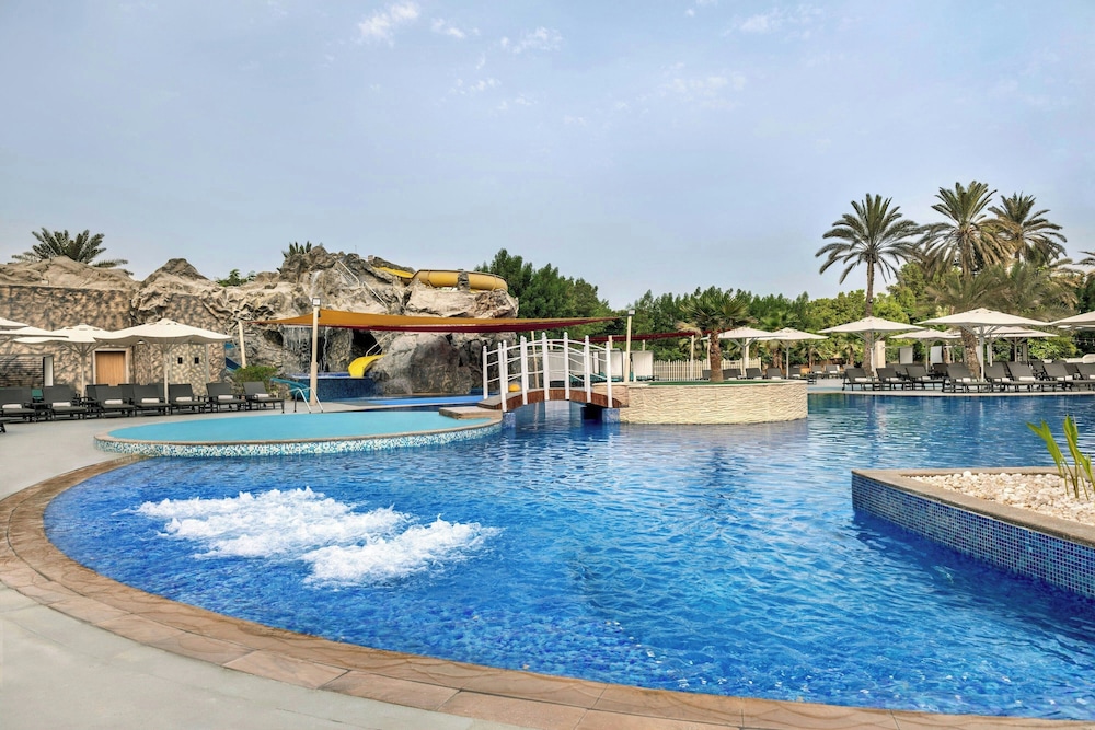 Al Habtoor Grand Resort, Autograph Collection® — Swimming pool in Dubai