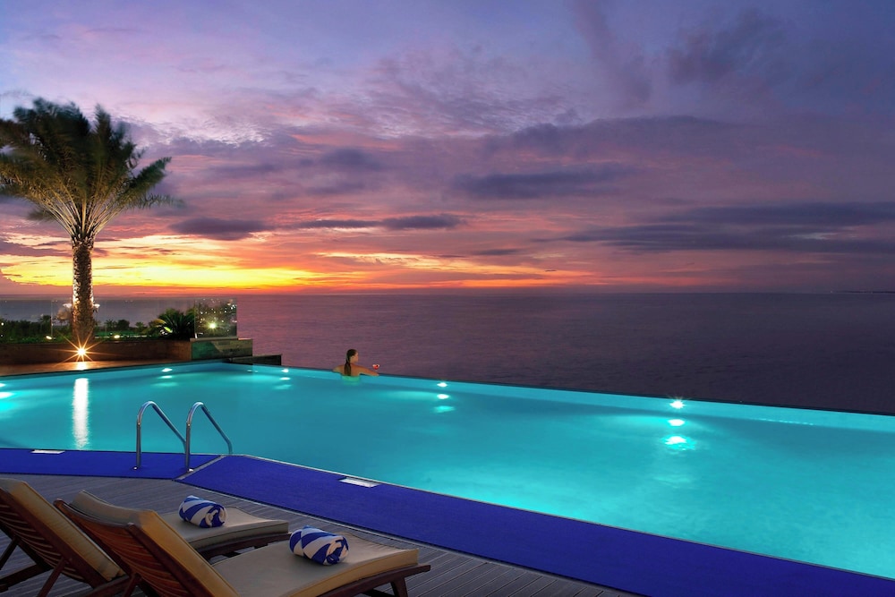 Al Habtoor Grand Resort, Autograph Collection® — Swimming pool in Dubai