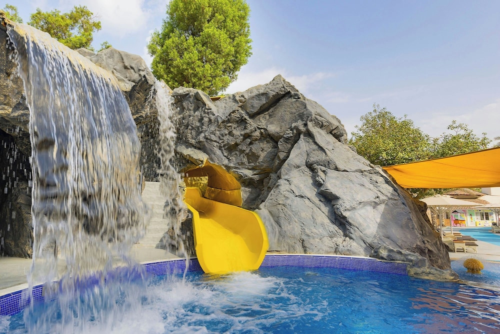 Al Habtoor Grand Resort, Autograph Collection® — Swimming pool in Dubai