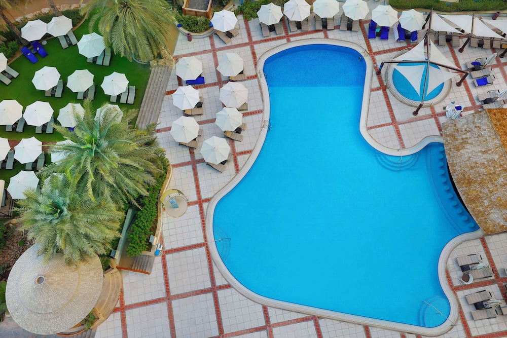 Hilton Dubai Jumeirah — Swimming pool in Dubai