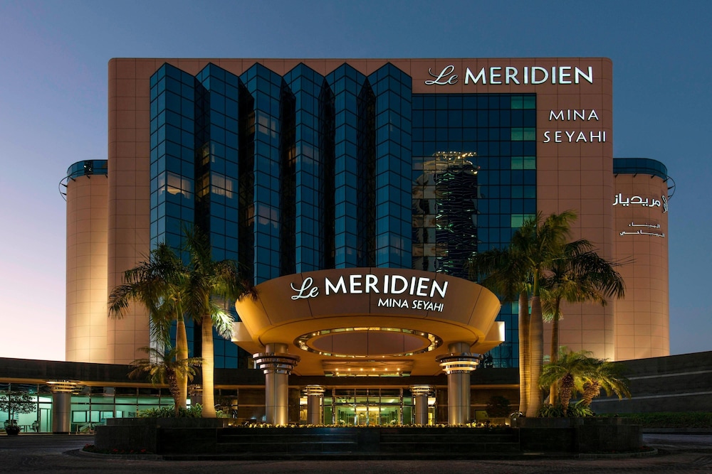 Le Méridien Mina Seyahi Beach Resort & Waterpark — Hotel building in Dubai