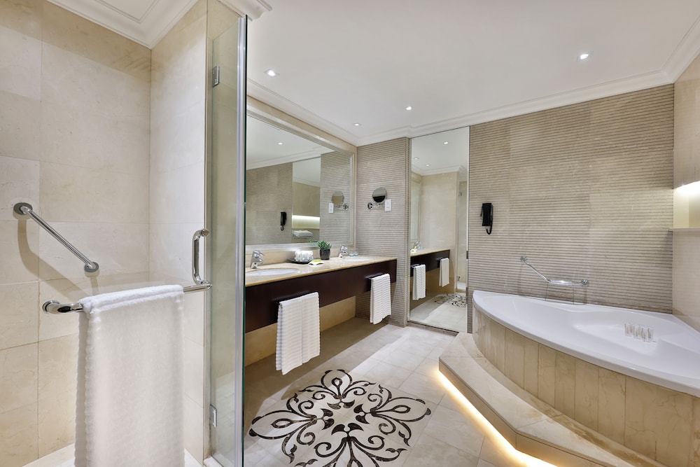 Le Méridien Mina Seyahi Beach Resort & Waterpark — Hotel rooms in Dubai