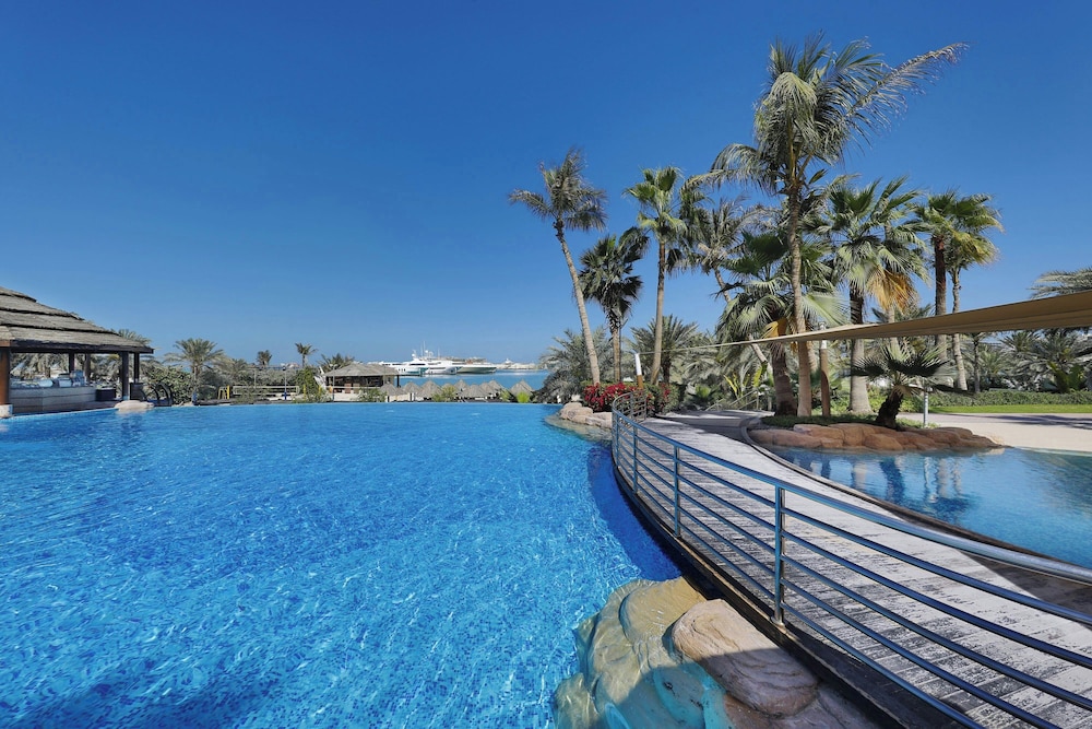 Le Méridien Mina Seyahi Beach Resort & Waterpark — Swimming pool in Dubai