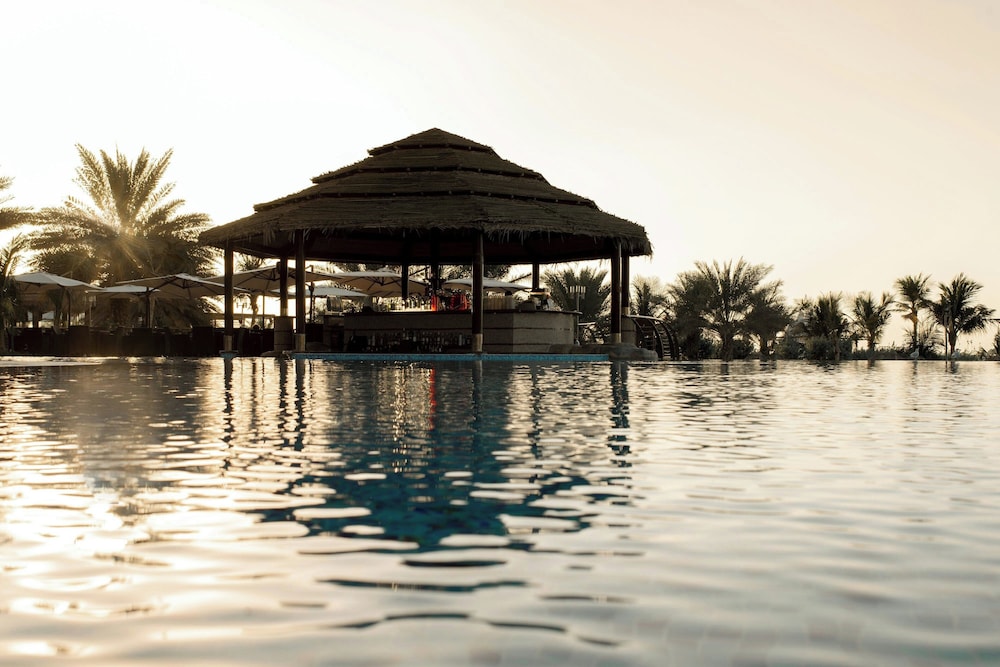 Le Méridien Mina Seyahi Beach Resort & Waterpark — Swimming pool in Dubai