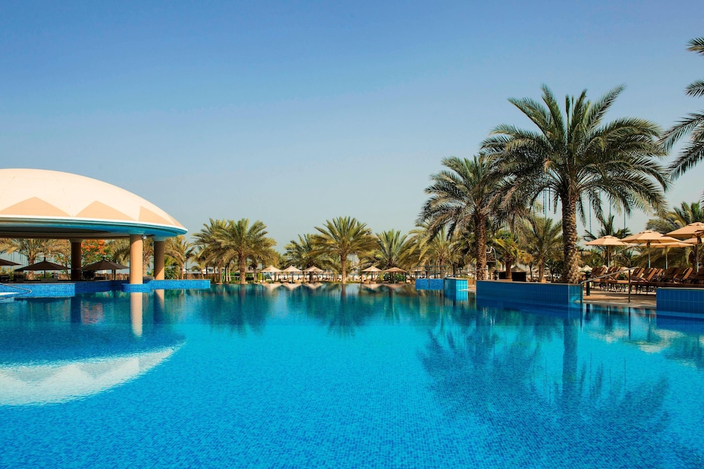 Le Royal Meridien Beach Resort And Spa — Swimming pool in Dubai