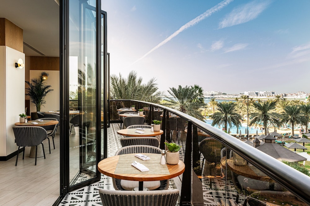 Le Royal Meridien Beach Resort And Spa — Restaurant & bars in Dubai