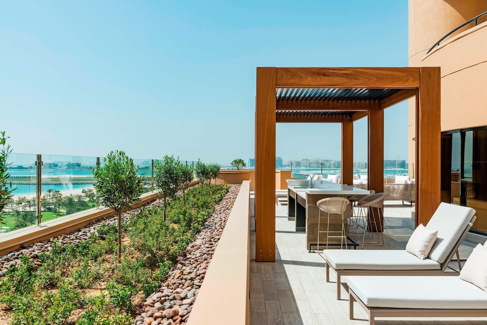 Le Royal Meridien Beach Resort And Spa — Restaurant & bars in Dubai