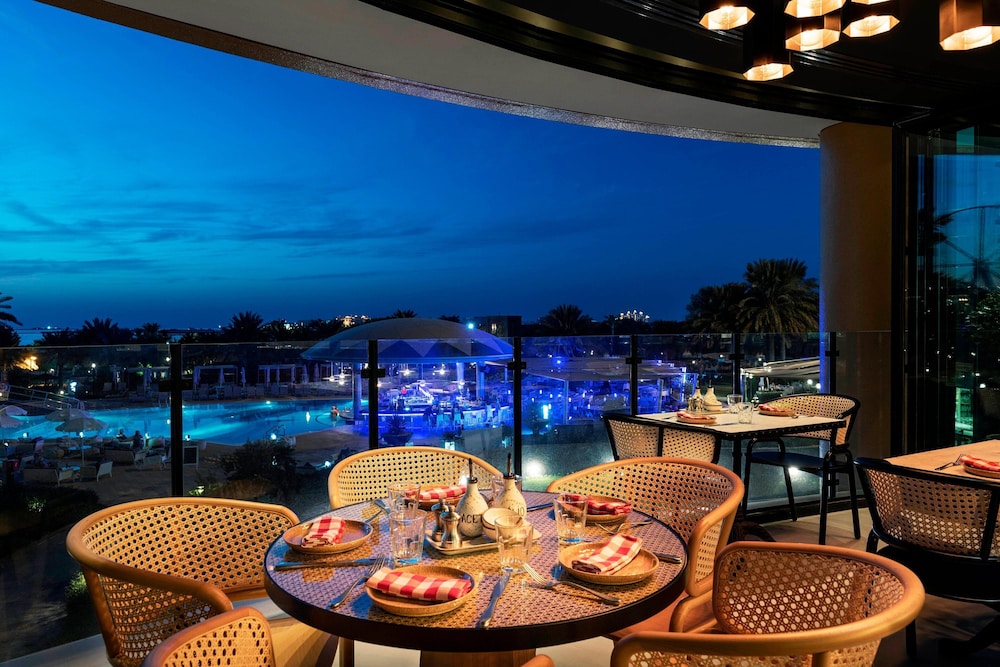 Le Royal Meridien Beach Resort And Spa — Restaurant & bars in Dubai