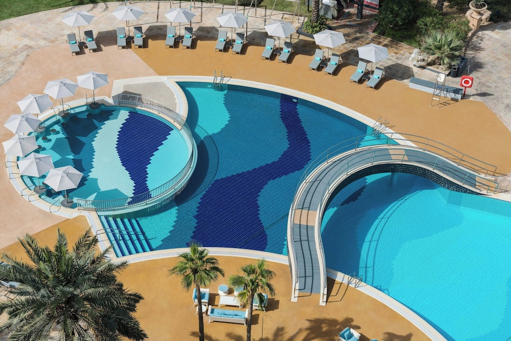 Le Royal Meridien Beach Resort And Spa — Swimming pool in Dubai