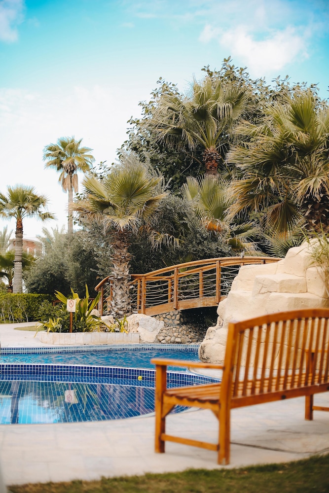 Dubai Marine Beach Resort & Spa — Swimming pool in Dubai