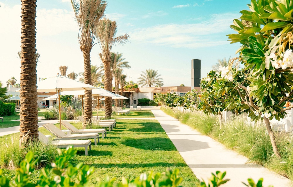 Dubai Marine Beach Resort & Spa — Hotel building in Dubai