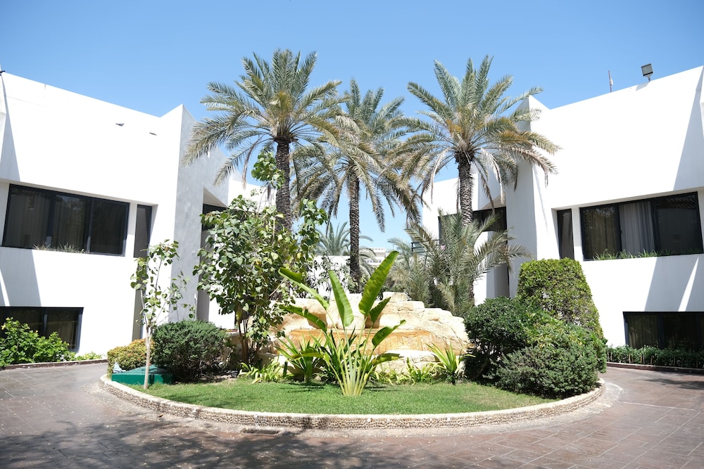 Dubai Marine Beach Resort & Spa — Hotel building in Dubai