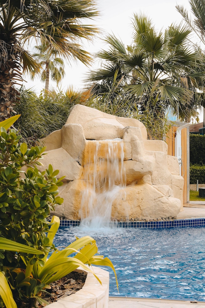 Dubai Marine Beach Resort & Spa — Swimming pool in Dubai