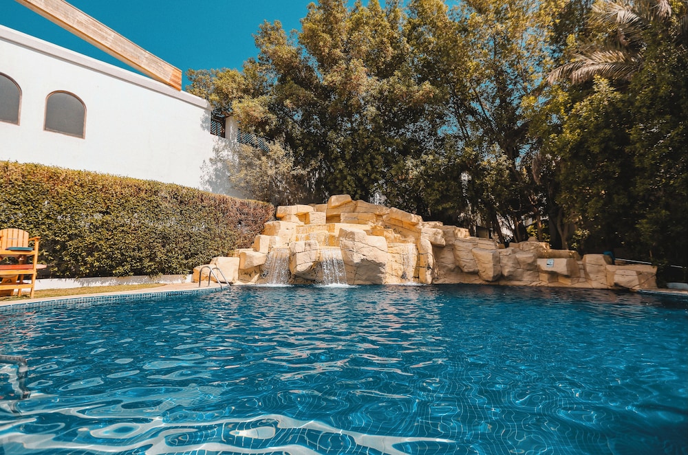 Dubai Marine Beach Resort & Spa — Swimming pool in Dubai