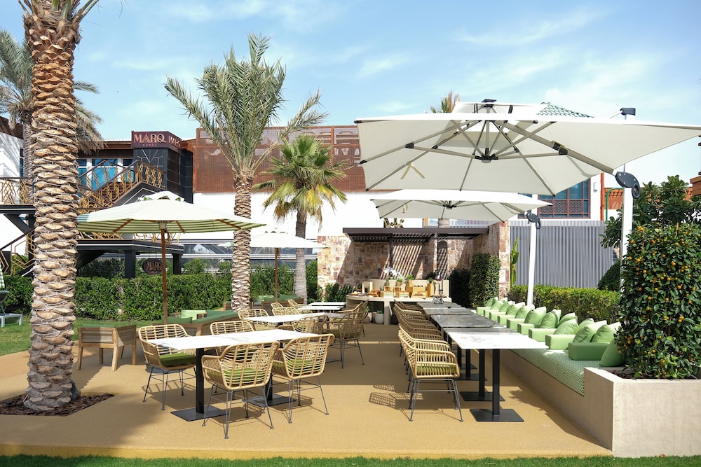 Dubai Marine Beach Resort & Spa — Restaurant & bars in Dubai