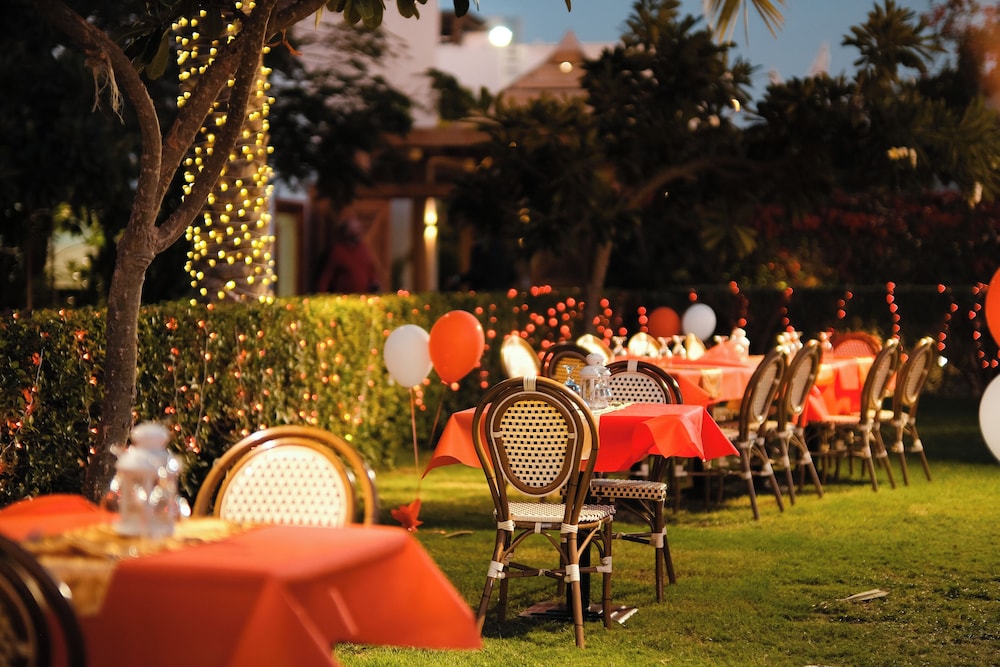 Dubai Marine Beach Resort & Spa — Restaurant & bars in Dubai