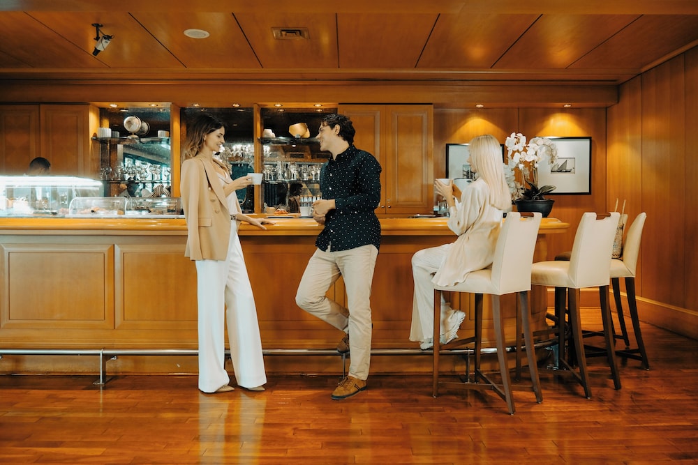 Dubai Marine Beach Resort & Spa — Restaurant & bars in Dubai