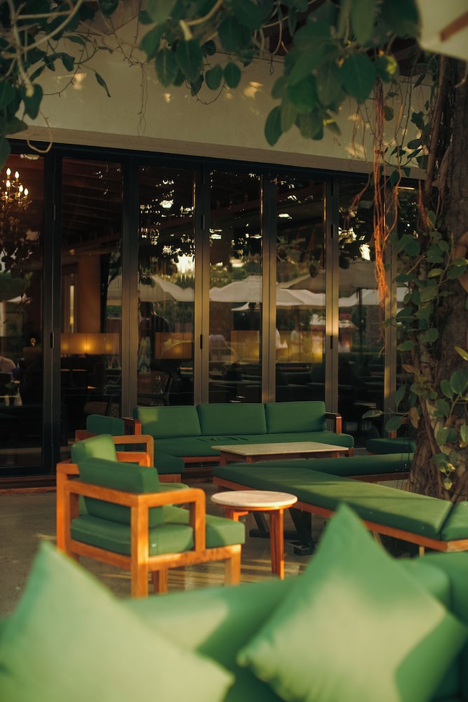 Dubai Marine Beach Resort & Spa — Restaurant & bars in Dubai