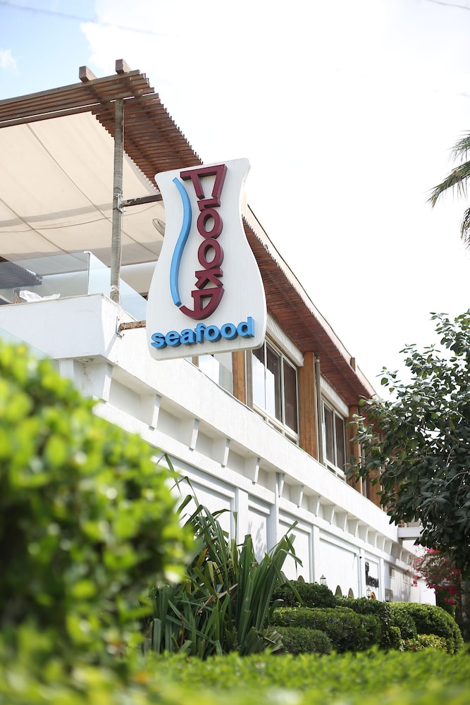 Dubai Marine Beach Resort & Spa — Restaurant & bars in Dubai