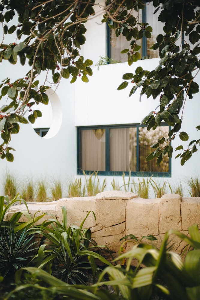 Dubai Marine Beach Resort & Spa — Hotel building in Dubai