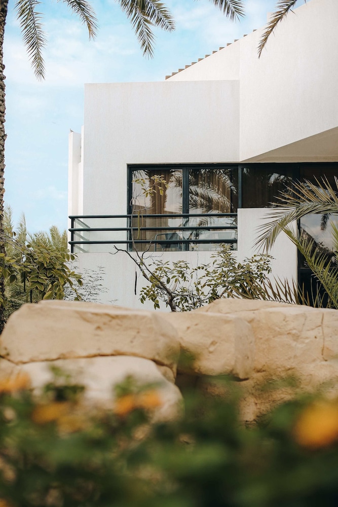 Dubai Marine Beach Resort & Spa — Hotel building in Dubai